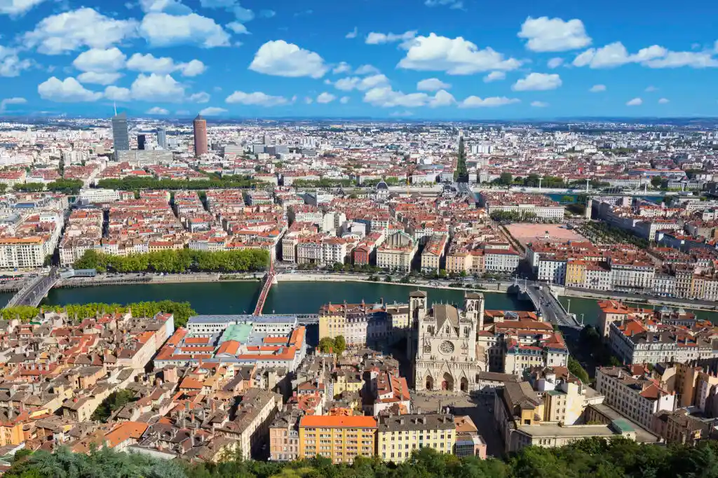 Vue aérienne de Lyon depuis la colline de Fourvière, avec la cathédrale Saint-Jean, la Saône et les tours de la Part-Dieu