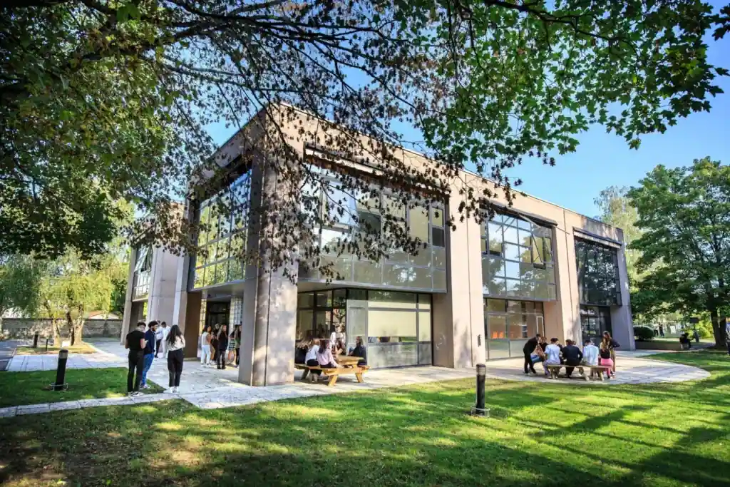 Campus Ecoris avec des étudiants profitant des espaces extérieurs, bâtiment moderne entouré de verdure