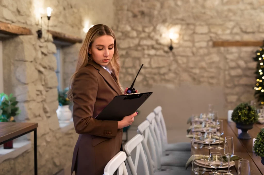 Jeune femme en formation événementiel à Ecoris, planifiant la décoration et la logistique d’une cérémonie de mariage en extérieur.