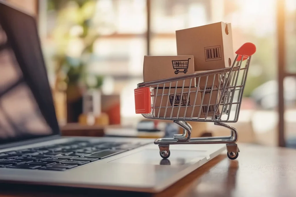 Jeune femme en formation marketing digital à Ecoris, utilisant un ordinateur portable pour gérer une boutique en ligne et analyser des performances e-commerce.