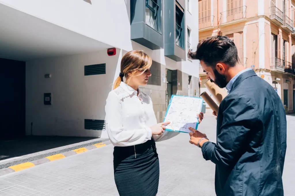 Deux personnes en rendez-vous immobilier, illustrant les formations en immobilier proposées par Ecoris.