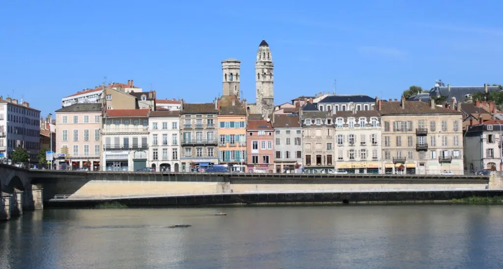 Vue sur les quais de Mâcon avec ses bâtiments colorés et les tours de l'église Saint-Pierre en arrière-plan, au bord de la Saône