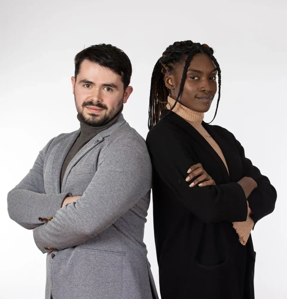 Duo homme/femme affichant une expression déterminée, prêts à relever de nouveaux défis ensemble.