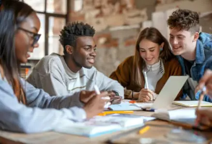 Groupe d’apprenants en formation commerce et gestion chez Ecoris, collaborant lors d’une séance de travail en groupe.