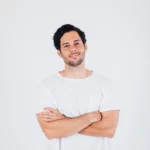 Portrait d’un jeune conseiller en formation chez Ecoris, souriant et disponible pour guider les futurs apprenants dans leur parcours.