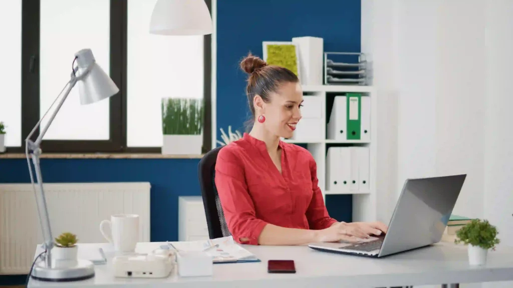 personne qui travail à son bureau
