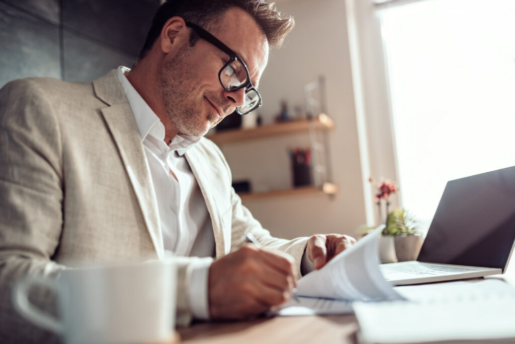 Apprenant en formation Comptable Assistant réalisant des opérations comptables