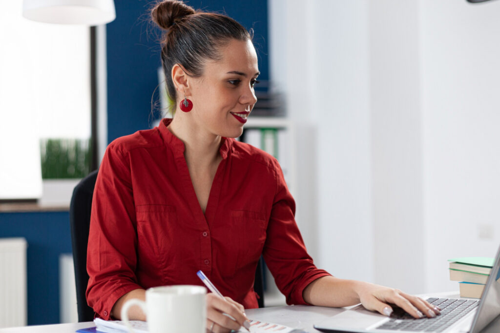 Étudiante en formation Titre Professionnel Secrétaire Comptable travaillant sur des tâches administratives et comptables