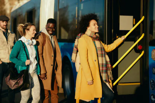 Étudiant en alternance utilisant les transports publics