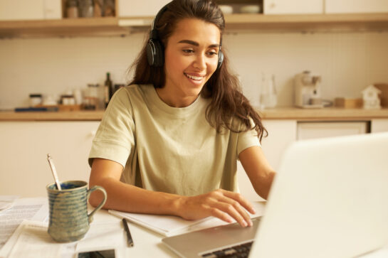 Étudiante suivant une formation en ligne sur son ordinateur avec Ecoris Online.